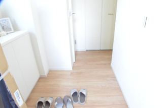 【玄関】 | さいたま市大宮区上小町（全３棟） | 我が家の顔「玄関」。清潔感ある玄関が大切なお客様やご家族を迎えてくれます。