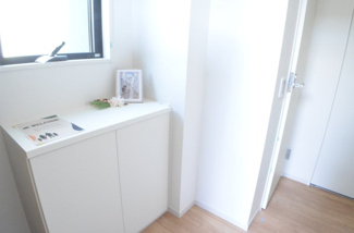 【玄関】 | さいたま市大宮区上小町（全３棟） | 洗面台は大きさ充分！歯磨きやブラッシングなど慌ただしい朝の身だしなみチェックもOKです。