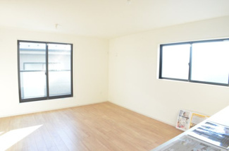 【居間・リビング】 | さいたま市大宮区上小町（全３棟） | 自然なぬくもりが感じられるシンプルで落ち着いた雰囲気のリビングです。