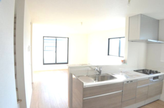 【居間・リビング】 | さいたま市大宮区上小町（全３棟） | ２階に水回りを集約させて、奥様が家事をしやすい動線になっています。