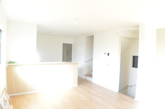 【居間・リビング】 | さいたま市大宮区上小町（全３棟） | 快適なリビングの条件「陽当たり、通風、開放感」が実現されています。自然なぬくもりが感じられるシンプルで落ち着いた雰囲気のリビングです。