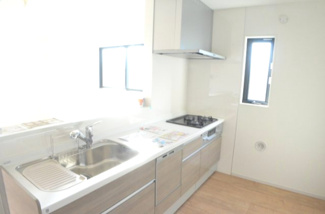 【キッチン】 | さいたま市大宮区上小町（全３棟） | 家族とのコミュニケーションが取りやすいカウンターキッチン。家族の笑顔が溢れます。