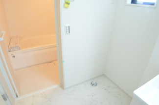 【脱衣所】 | さいたま市大宮区上小町（全３棟） | お風呂に求めるものは「心地よさ」。使いやすさと上質な質感を両立するアイテムを備えて癒しを演出します。