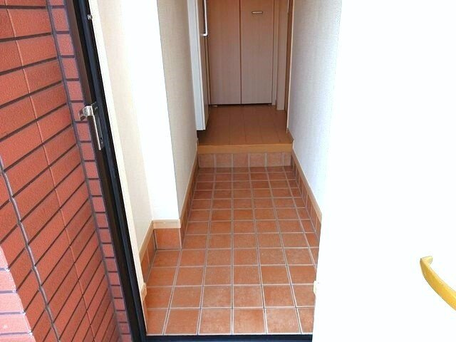 ボヌールエスパスⅡ番館の玄関|収納もある玄関です