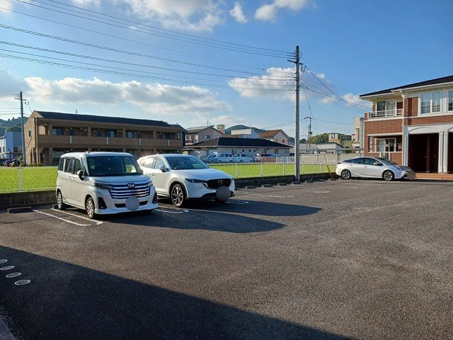 ボヌールエスパスⅡ番館の駐車場|駐車場に車を止められます