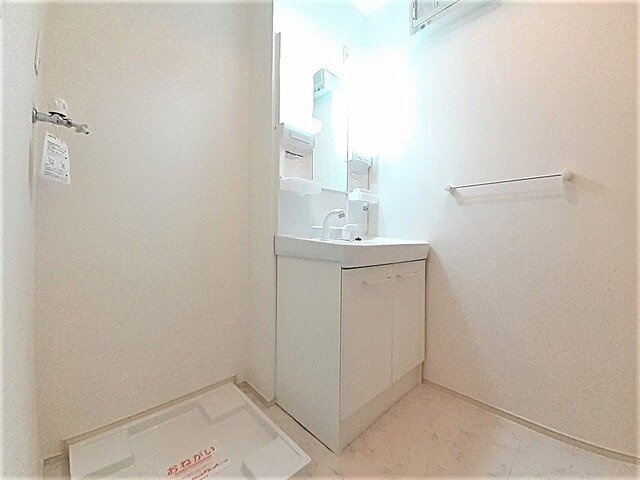 グッドラックフィールド１番館の洗面所|明るい洗面所です