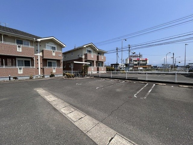 コットン　アベニュー　Ｂの駐車場|駐車場があるので、車を買う予定の方も安心です