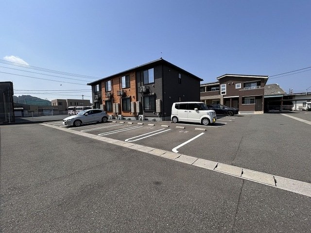 サニーガーデンⅠの駐車場|駐車場があるので、車を買う予定の方も安心です