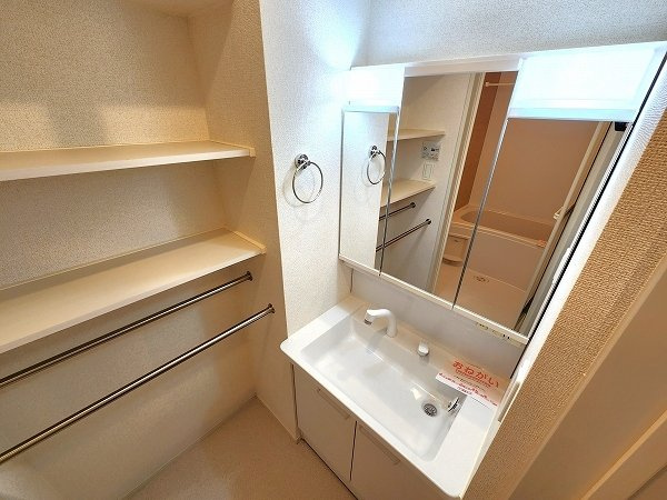 サニーガーデンⅠの洗面所|ゆったりとスペースのある洗面所