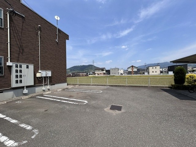 ジュネス原１番館の駐車場|駐車場があります