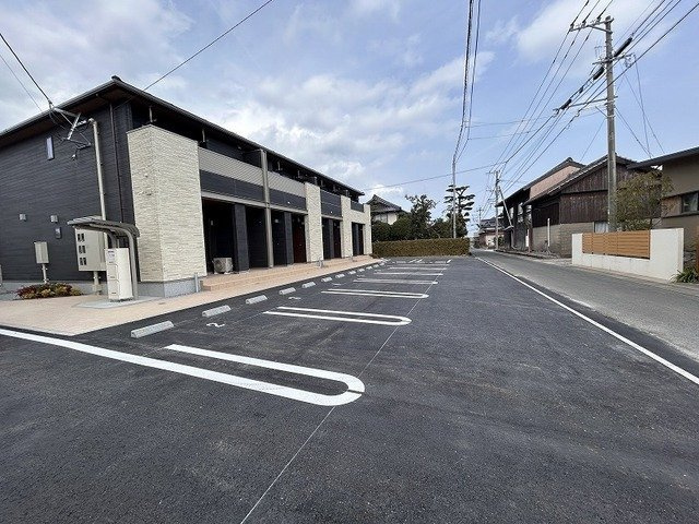 スモールウッズタウン　レクスⅡの駐車場|駐車場があるので、車を買う予定の方も安心です