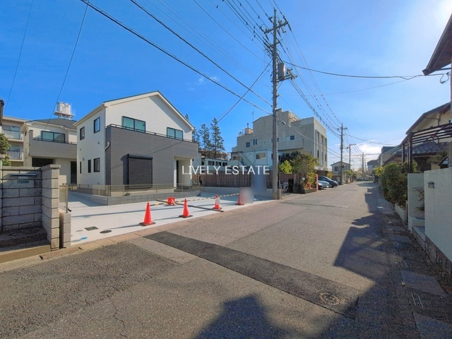 草加市稲荷4丁目 新築分譲住宅 全2棟 A号棟の前面道路含む現地写真