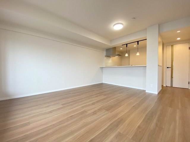 サンライフ吉川　の居間・リビング|ソファやダイニングセットをおいてもゆとりのある15帖のリビングです