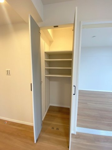 サンライフ吉川　の収納|リビングの収納スペースは掃除用具やストック品置場としても◎