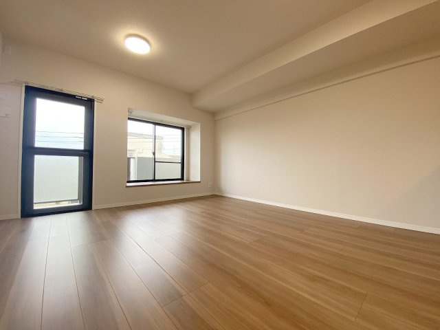 サンライフ吉川　の居間・リビング|明るい陽射しが差し込むリビングです