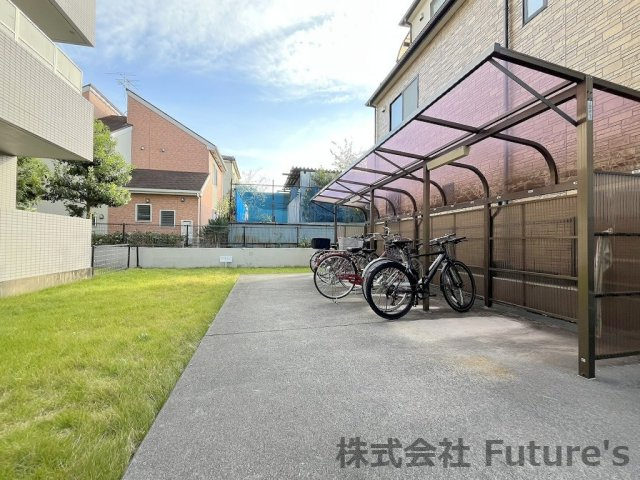 サンライフ吉川　の駐輪場|屋根付き駐輪場（要空き・料金確認）