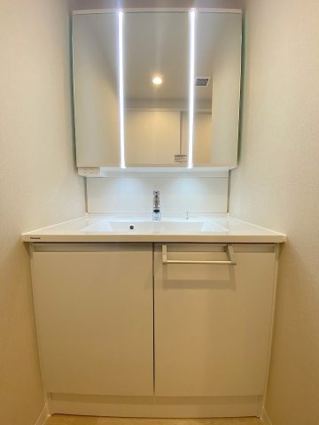 サンライフ吉川　の独立洗面台|三面鏡付きシャワードレッサーで朝の準備も快適