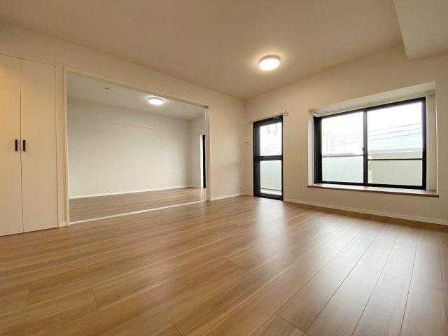 サンライフ吉川　の居間・リビング|明るい陽光降り注ぐ15帖のリビングです