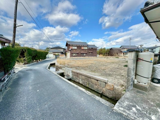 守山市小島町1号地　建築条件無し売土地の前面道路含む現地写真