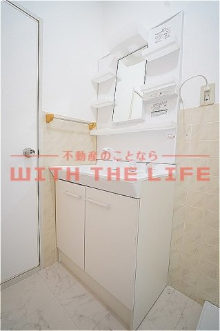 コーポ築揚【キャッシュバック対象物件】の独立洗面台|独立洗面台、小物を置くことができて便利です