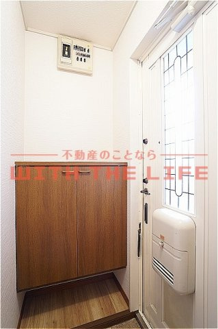 コーポ築揚【キャッシュバック対象物件】の玄関|明るい玄関です