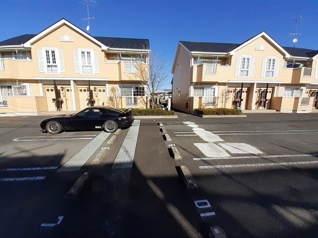 【駐車場】 | メゾン・ド・リープパルクＡ | 駐車場があるので、車を買う予定の方も安心です