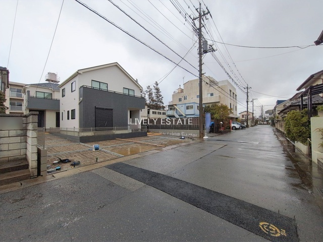 草加市稲荷4丁目 新築分譲住宅 全2棟 B号棟の前面道路含む現地写真