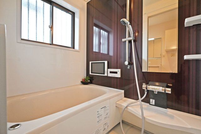 西宮市松並町中古戸建｜3K+駐輪の浴室|1階浴室の内観写真です。TV付仕様！一日の疲れを癒す心地よいバスタイムを実現します。