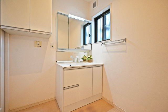 西宮市松並町中古戸建｜3K+駐輪の独立洗面台|1階洗面室に入ってすぐの内観写真です。 洗面台は3面鏡裏収納付きのドレッサーです。