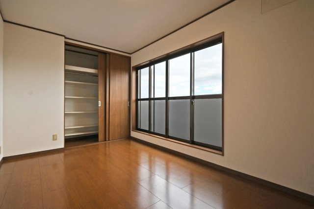 西宮市松並町中古戸建｜3K+駐輪の洋室|2階主寝室想定に入ってすぐの内観写真です。広々約7.5帖でゆったりとした広さが確保されています。