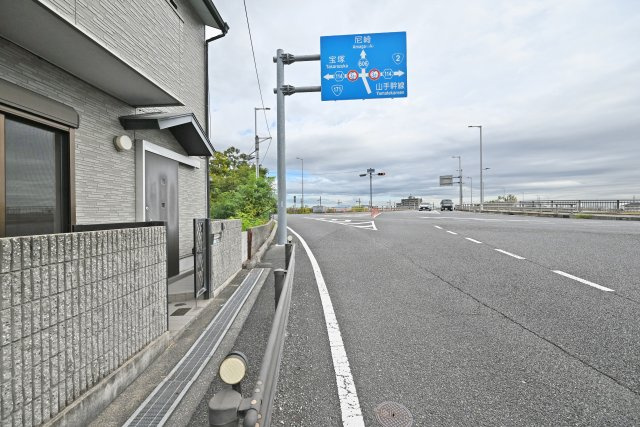 西宮市松並町中古戸建｜3K+駐輪の前面道路含む現地写真|前面道路幅は南東側に約24ｍ幅です。