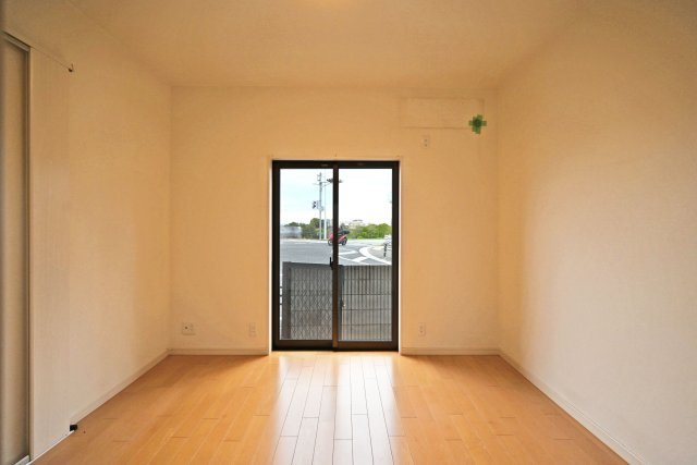 西宮市松並町中古戸建｜3K+駐輪の洋室|キッチン側から撮影した洋室の内観写真です。
南東向きの為、日当たり良好です。