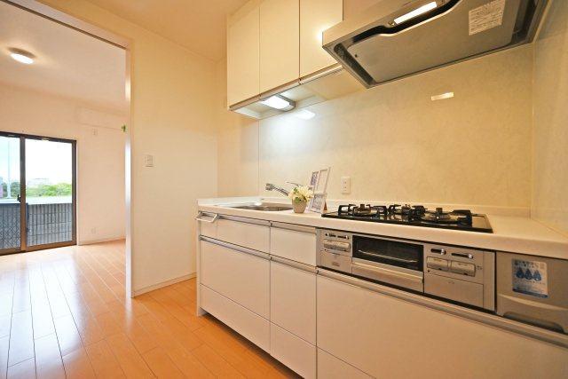 西宮市松並町中古戸建｜3K+駐輪のキッチン|収納豊富×機能性充実のシステムキッチン◎ ３口コンロとグリル付きで、お料理の幅が広がる嬉しいキッチンです！