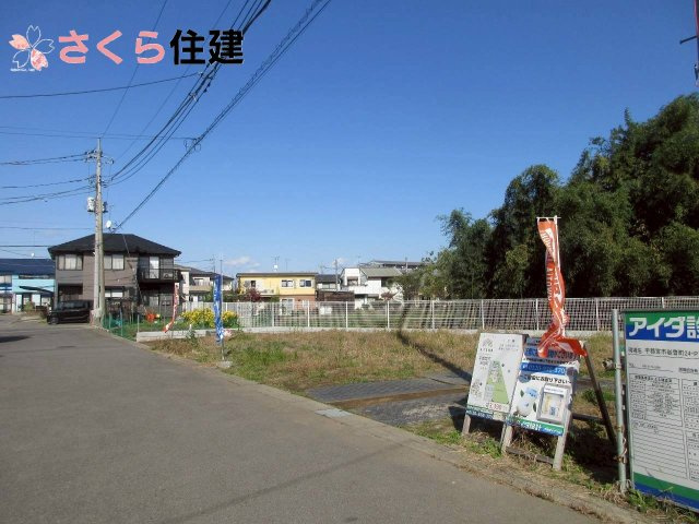 いろどりアイタウン宇都宮市岩曽町　１号棟の前面道路含む現地写真|前面道路は行き止まりとなっているため、住人しか入ってこないので駐車の際も安心です◎