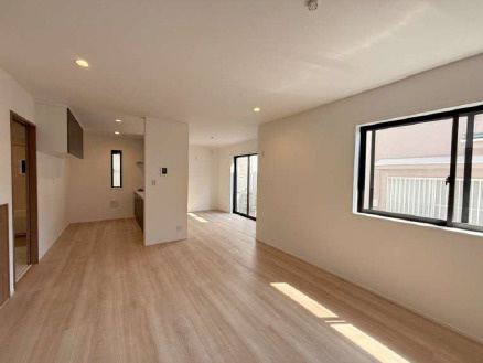 新座市片山2丁目　堂々完成　LDK20帖　限定1棟の居間・リビング