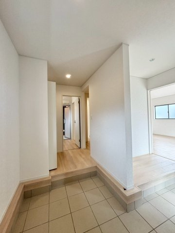 寄居町赤浜　第6　新築一戸建て　クレイドルガーデン　02の内装|大容量のシューズクロークです。
ベビーカーやアウトドア用品もスッキリ収納することができます!(^^)!
廊下につながっているので動線もバッチリですね◎