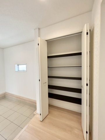 寄居町赤浜　第6　新築一戸建て　クレイドルガーデン　02の収納|棚の高さを自由に変えられるシューズボックスです。
家族全員の靴はもちろん、お子様の部活動の道具や雨具、お出かけ用のおもちゃなどもまとめて綺麗にしまっておくことができます♪