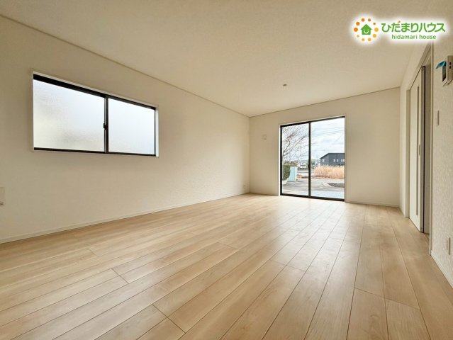 寄居町赤浜　第6　新築一戸建て　クレイドルガーデン　02の居間・リビング|大きな窓から豊かな採光が差し込むリビングダイニングです。
キッチンからダイニング、リビングまでが見渡せるため、お料理をしながらリビングにいるお子様の様子をしっかりと見守ることができて安心感があります!