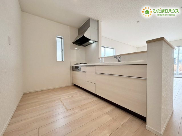 寄居町赤浜　第6　新築一戸建て　クレイドルガーデン　02のキッチン|対面式のシステムキッチンです。
シンクやコンロの前に遮るものがなく、開放的な気分でお料理が楽しめます。
カウンター越しに出来上がった配膳や食器の片付けがしやすく、毎日の家事をサポートしてくれます♪