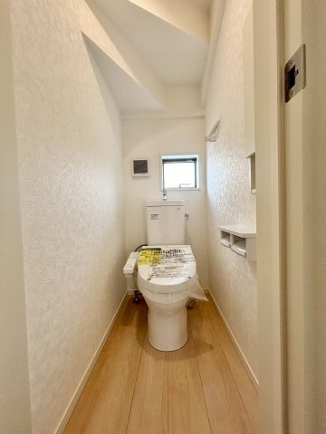 寄居町赤浜　第6　新築一戸建て　クレイドルガーデン　02のトイレ|清潔感のあるホワイトで統一されたシャワートイレです。
小窓が設置されているため、自然光を取り入れながら手軽に換気を行うことができます。
ペーパーのストックを置ける便利な棚も備わっています!