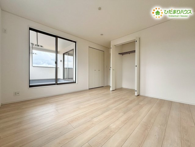 寄居町赤浜　第6　新築一戸建て　クレイドルガーデン　02の寝室|主寝室にぴったりな8.5帖の洋室です。
大きめのベッドを配置してもスペースにゆとりがあり、ゆったりと就寝できます。
大きな窓ら心地よい光が入り、朝も気持ちよくすっきりと目覚めることができますね♪
