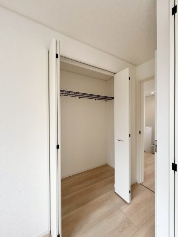 寄居町赤浜　第6　新築一戸建て　クレイドルガーデン　02の収納|主寝室には2ヵ所収納スペースがあるので、夫婦の衣類を分けて収納することができます！
旅行用のスーツケースや季節家電などのかさばる大きなアイテムもまとめて一箇所にスッキリ片付きます!