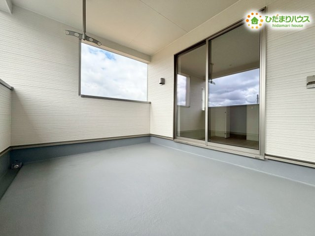 寄居町赤浜　第6　新築一戸建て　クレイドルガーデン　02のバルコニー|お布団やたくさんの洗濯物を一度にしっかりと干すことができる、横幅のあるバルコニーです。
壁が高めに設計されているため、外部からの視線を程よく遮り、プライバシーを守りながらお洗濯が干せて安心♪