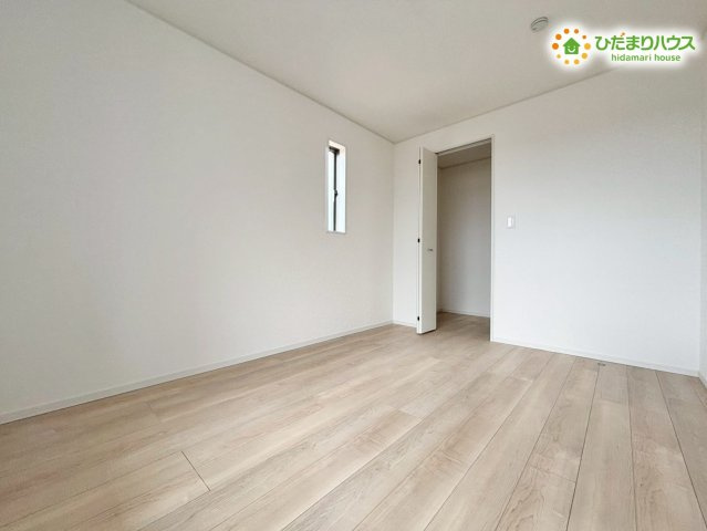 寄居町赤浜　第6　新築一戸建て　クレイドルガーデン　02の洋室|余計な突起がなく家具の配置がしやすい四角い形状の洋室です。
デスクやベッドを効率よく並べられるため、お子様の成長に合わせた子ども部屋として最適◎
明るい木目の床が優しい雰囲気を演出してくれます！