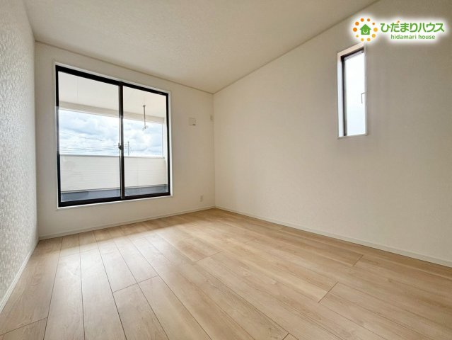 寄居町赤浜　第6　新築一戸建て　クレイドルガーデン　02の洋室|日当たりの良い窓が２箇所に設けられております。
風の通り道ができるため、いつでもお部屋の空気を新鮮に保てます。
独立性が高く静かに過ごせるため、在宅ワーク時の作業スペースとしても集中できます!