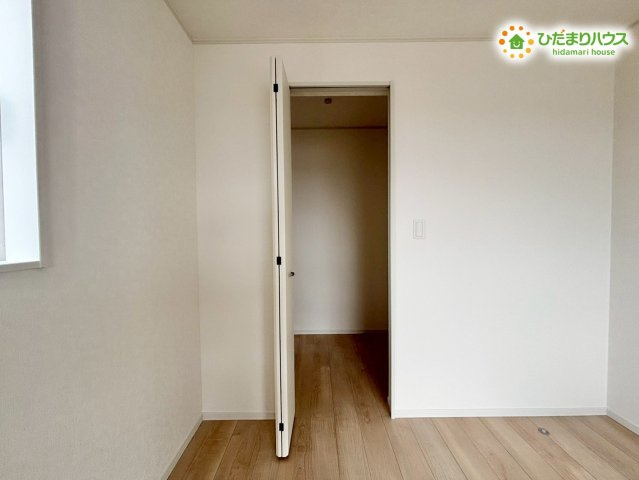 寄居町赤浜　第6　新築一戸建て　クレイドルガーデン　02の収納|各居室に独立して設けられた使い勝手の良いクローゼットです。
扉が大きく開くため、中の荷物がひと目でわかり、出し入れもスムーズです。
お部屋の中に余計な収納家具を置かずに済みます！