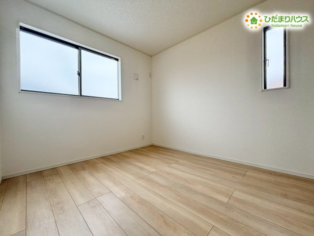 寄居町赤浜　第6　新築一戸建て　クレイドルガーデン　02の子供部屋|子ども部屋に最適な明るい洋室です。
お友達を呼んで楽しく遊べる十分な広さがあります★