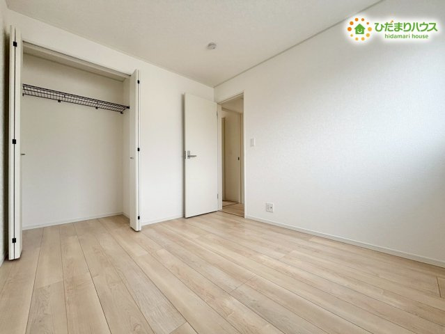 寄居町赤浜　第6　新築一戸建て　クレイドルガーデン　02の洋室|どんな色合いのカーテンやインテリアとも合わせやすく、お好みのコーディネートを楽しめます。
お勉強も集中できちゃう明るい空間のお部屋です(-ω-)/