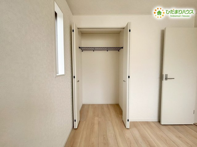寄居町赤浜　第6　新築一戸建て　クレイドルガーデン　02の収納|クローゼットは衣類を季節ごとに分けて綺麗に並べられるため、衣替えの手間が省けます。
お子様が自分でおもちゃや洋服をお片付けする習慣を身につけるのにも役立ちます。
