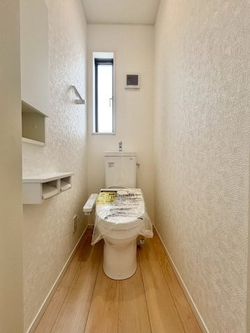 寄居町赤浜　第6　新築一戸建て　クレイドルガーデン　02のトイレ|２階に設置されたトイレです。
朝の通勤・通学前の忙しい時間帯も、家族間で順番を待つことなくスムーズに利用できます。夜中にわざわざ階段を上り下りする必要もありません！